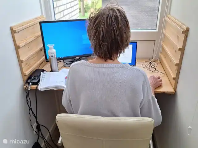 Wil je genieten van de rust maar moet er toch gewerkt worden? Op de eerste verdieping hebben we een prima werkplek met een (in hoogte) verstelbaar bureaublad en goede WiFi. Er hangen plissé gordijnen om meer of minder (zon)licht toe te laten.